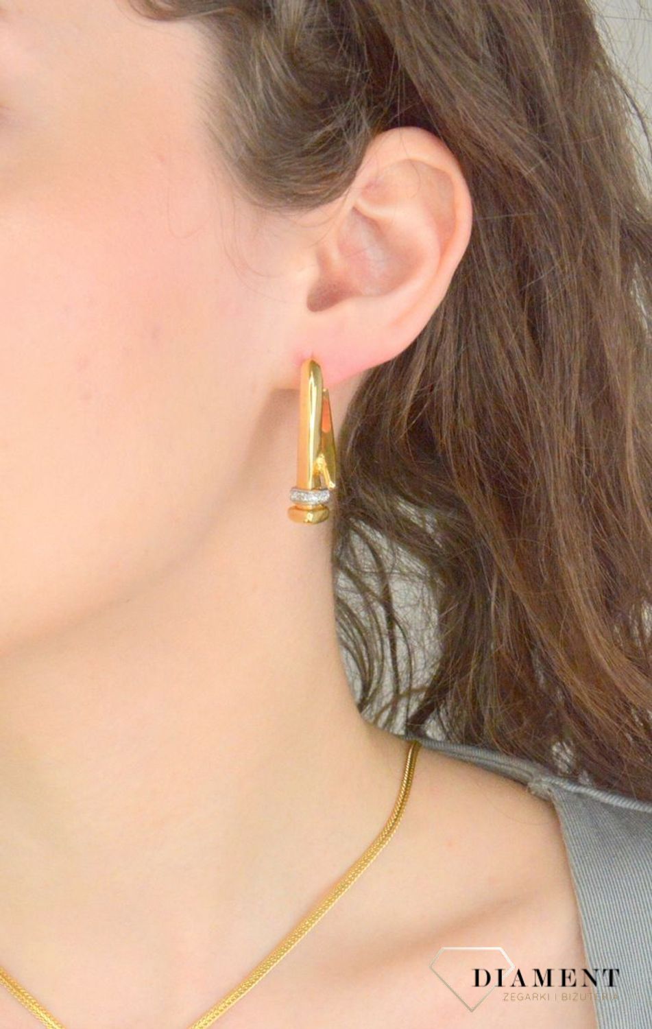 Złote kolczyki z cyrkonią próba 585, KO 781 585 KL  Kolczyki złote to wspaniały podarunek dla każdej eleganckiej kobiety.  Koczyki zapinane są na wygodne bezpieczne zapięcie angielskie typu lira. Kolczyki ze złota to doskona.jpg